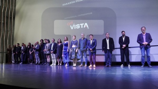 ГЛЕДАОЦИ ОДУШЕВЉЕНИ ПРИЧОМ О ПОЖРТВОВАЊУ: Премијера филма „Чувари формуле“  - догађај који ће се памтити