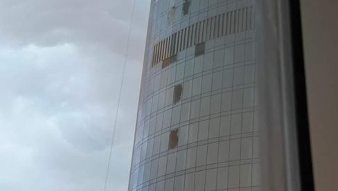 ПОГЛЕДАЈТЕ - СНИМАК ОД КОГА ЗАСТАЈЕ ДАХ: Откачила се корпа са перачима прозора на небодеру (ВИДЕО)
