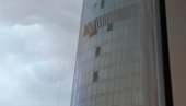 POGLEDAJTE - SNIMAK OD KOGA ZASTAJE DAH: Otkačila se korpa sa peračima prozora na neboderu (VIDEO)