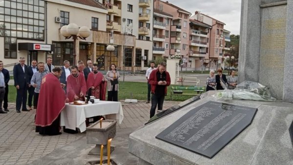 ОНИ СУ ДАЛИ ЖИВОТЕ ЗА СЛОБОДУ РС: У Угљевику служен помен за више од 300 људи који су страдали у минулом рату (ФОТО)