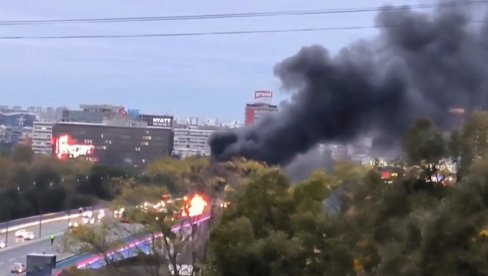 DRAMATIČNI PRIZORI NA BRANKOVOM MOSTU: Zapalio se autobus, crni dim kulja u nebo (VIDEO)