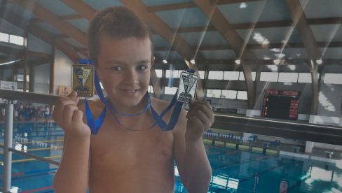 UMALO DA BUDE TREĆA SREĆA: Osmogodišnji Vanja iz Zrenjanina u jednom danu osvojio dve medalje za plivanje (FOTO)
