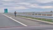 ŠTA LI JE NJEMU BILO NA PAMETI? Biciklista u zaustavnoj traci na auto-putu Šabac-Ruma (VIDEO)