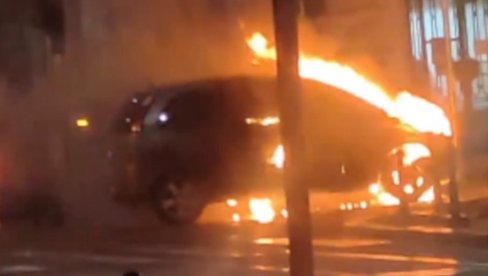 ПОЖАР У ЦЕНТРУ БЕОГРАДА: Запалио се аутомобил на углу Крунске и Ресавске, ватрогасци на лицу места (ВИДЕО)