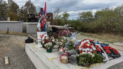 NA GROBU SRPSKA ZASTAVA: I dalje nema odgovora na pitanje kako su stradali Srbi u Banjskoj – Priština ćuti na upite o rezultatima obdukcije