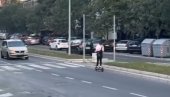 KAKAV INDIJANAC, JA NE VERUJEM... Devojka vozila električni trotinet u kontra smeru, Beograđani besni (VIDEO)