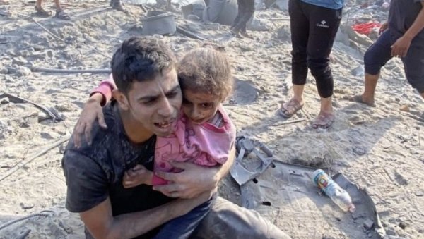 ЉУДИ ПОД РУШЕВИНАМА, КОПАЈУ ДА БИ ДОШЛИ ДО ЊИХ: Потресне слике и снимци из Газе након ваздушног напада Израела (ФОТО/ВИДЕО)