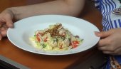 ОБРОК САЛАТА КОЈУ ЋЕТЕ ОБОЖАВАТИ: Мање калорична верзија омиљене Цезар салате, спој укуса којем нећете одолети (ВИДЕО)