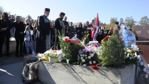 TUGA I BOL NE PRESTAJU: Na vrnjačkom groblju održan četrdesetodnevni pomen Stefanu Nedeljkoviću, žrtvi terora na KiM (FOTO)