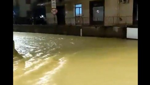 ITALIJA POD VODOM, NEVREME ZAHVATILO I HRVATSKU: Haotično u regionu, reke se izlivaju, moguća i pojava grada (VIDEO)