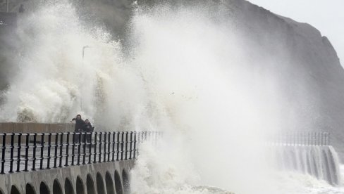 NA ŽENU PALO STABLO, MILIONI LJUDI BEZ STRUJE: Oluja napravila haos širom Evrope, loše vesti se samo nižu (FOTO/VIDEO)