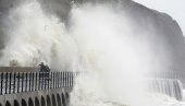 NA ŽENU PALO STABLO, MILIONI LJUDI BEZ STRUJE: Oluja napravila haos širom Evrope, loše vesti se samo nižu (FOTO/VIDEO)