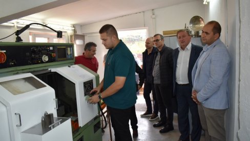 ODUŽIO SE BIVŠOJ ŠKOLI: Mašinski inženjer iz Aleksandrovca poklonio mašinu vrednu 15.000 evra