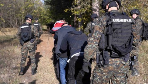 KRILI SE I U ZEMUNICAMA: Srpski policajci zaustavili 3.400 migranata, pronađeno oružje, municija, lažni pasoši i droga (FOTO)