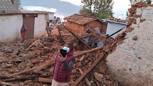 RUKAMA KOPAJU PO RUŠEVINAMA, TRAGEDIJA KAKVU NEPAL NE PAMTI: Raste broj žrtava razornog zemljotresa (FOTO)