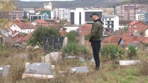 NJIMA SMETAJU I ŽIVI I MRTVI: Porušeni grobovi i spomenici - Srbi obišli groblje u južnom delu Mitrovice (VIDEO)