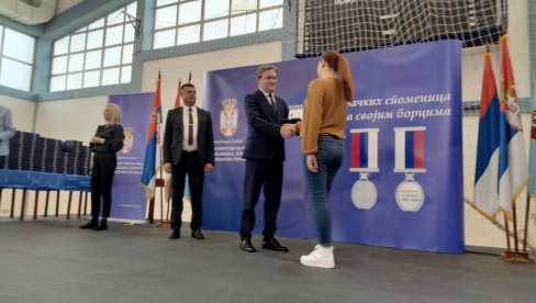 ЗАХВАЛНОСТ ЗА ЖРТВЕ: Министар Селаковић и данас делио борачке споменице борцима са подручја куршумлијске општине