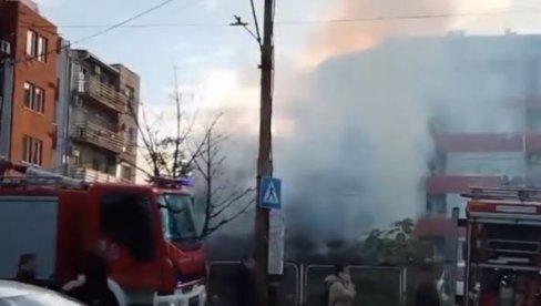 VATRA GUTA KUĆU U USTANIČKOJ: Veliki požar kod okretnice, vatrogasci na terenu (VIDEO)