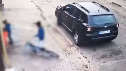 (UZNEMIRUJUĆI SADRŽAJ) KAMERA ZABELEŽILA KOBNI TRENUTAK: Policajac pregazio dete, mališanu nije bilo spasa (VIDEO)