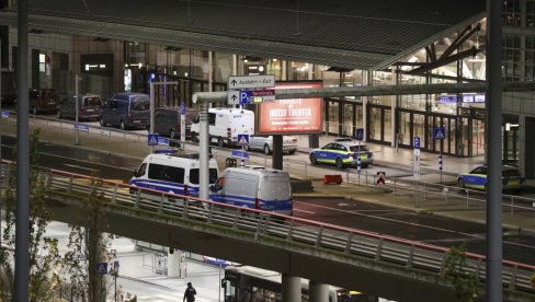 ТУРЧИН ДРЖИ ЧЕТВОРОГОДИШЊУ ЋЕРКИЦУ КАО ТАОЦА: Аеродром у Хамбургу још увек блокиран (ФОТО)