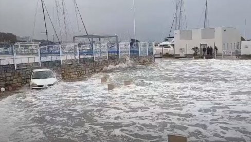 AUTOMOBILI ZAVRŠILI U MORU, A RIBE NA ULICAMA: Orkanski vetar napravio pravu pometnju na Jadranu (VIDEO)