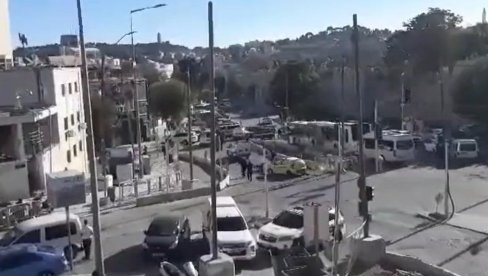 ДРАМА У ЈЕРУСАЛИМУ: Терористички напад, рањени израелски полицајци (ВИДЕО)