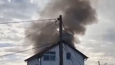 PRVI SNIMCI POŽARA U KOME JE STRADALO DETE: Kulja gust dim - vatrogasci se bore sa vatrom u Železniku (VIDEO)