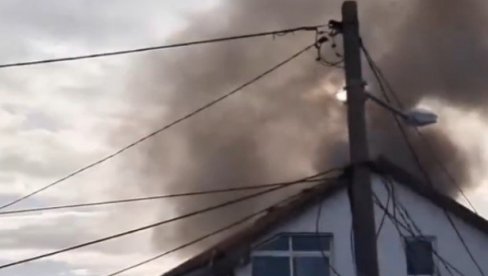 POŽAR U ŽELEZNIKU, IMA MRTVIH: Vatra zahvatila kuću - vatrogasci na licu mesta