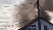 POŽAR U ŽELEZNIKU, IMA MRTVIH: Vatra zahvatila kuću - vatrogasci na licu mesta
