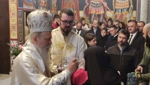 SVETITELJ NAM DAJE SNAGU DA IZDRŽIMO: Liturgijom i lomljenjem česnice u crkvi u Kosovskoj Mitrovici obeležena gradska slava