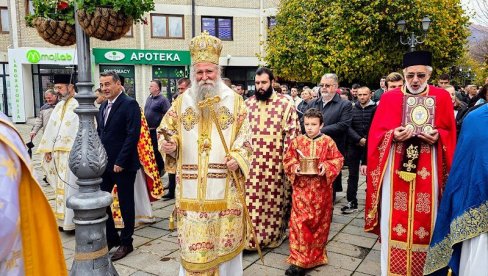 ЈЕДИНА ПРАВА ЉУБАВ ПОТВРЂУЈЕ СЕ ДЕЛИМА: Митрополит црногорско-приморски Јоаникије на слави Цркве Светог Димитрија у Колашину