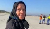 PREKRSTILA SE I UŠLA, A MNOGE JE OVAJ SNIMAK GANUO: Majka, 80 godina, prvi put u avionu, ide kod dece u Ameriku (VIDEO)