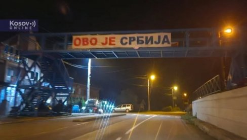 OVO JE SRBIJA: U Sočanici ponovo postavljen patriotski transparent