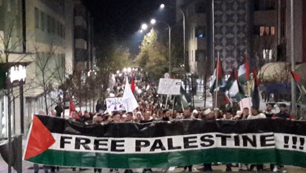НЕ ЖЕЛИМО ПРОЛИВАЊЕ ДЕЧЈЕ КРВИ: У Пљевљима одржан скуп подршке народу Палестине (ФОТО)