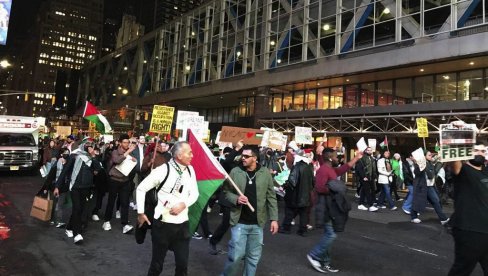 ЊУЈОРК НА НОГАМА: Подршка Палестини - демонстранти упали у „Њујорк тајмс“