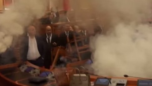 ZABARIKADIRALI STE STOLICAMA, PA BACILI DIMNE BOMBE: Opozicija divljala po parlamentu (VIDEO)