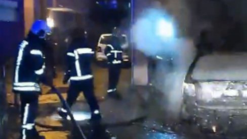 DRAMA U ZEMUNU: Zapalio se automobil u naselju Kolonija, vatrogasci hitno izašli na teren (VIDEO)