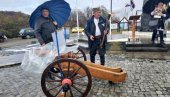 PUCALI I IZ TOPA: Dan primirja obeležen i u kuršumlijsksom selu Igrište kraj prvog spomenika Gvozdenom puku
