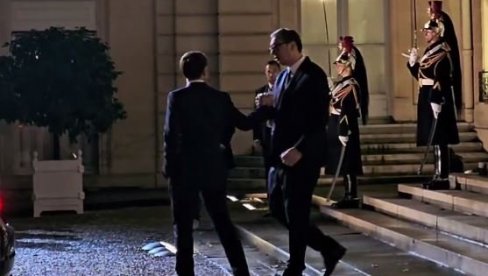 DO SKOROG VIĐENJA U BEOGRADU: Pogledajte kako je Makron ispratio predsednika Vučića iz Jelisejske palate (VIDEO)