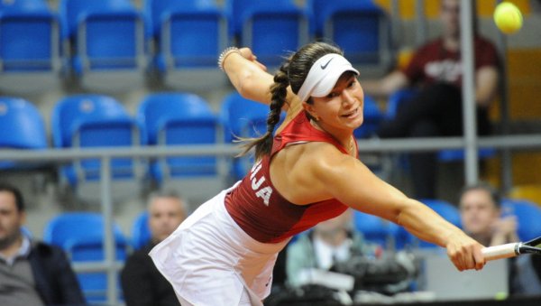 РУМУНИЈА ИЗБАЦИЛА СРБИЈУ: Лола Радивојевић није успела да изненади искуснију тенисерку, наша репрезентација се сели у нижи ранг