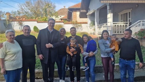 SNAGA JE U LJUDIMA Vučić sa porodicom Nikolić iz Mihajlovca: Vi mnogo doprinosite Srbiji i mnogo vam hvala na tome  (VIDEO)