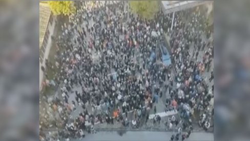 НЕВЕРОВАТНЕ СЛИКЕ: 3000 људи остало испред хале у Смедереву (ВИДЕО)