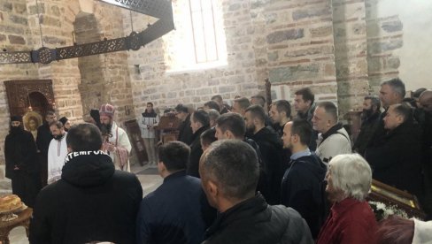 ЗАХВАЛНОСТ КРАЉУ МИЛУТИНУ: У манастирима Грачаница и Бањска служене литургије