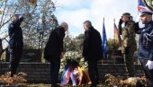 УКЛОНИЛИ СПОМЕН-ПЛОЧУ СРПСКИМ ХЕРОЈИМА: Нови скандал у Приштини, на православном гробљу поставили обележје француским војницима (ФОТО)