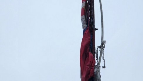 БЕЗУМЉЕ АЛБАНСКИХ ЕКСТРЕМИСТА: Запаљена тробојка на споменику убијеним и киднапованим Србима у Ораховцу (ФОТО/ВИДЕО)