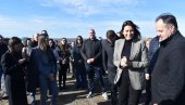 VUJOVIĆEVA OBIŠLA OČIŠĆENU DIVLJU DEPONIJU U LOZOVIKU: Ministarka zajedno sa građanima zasejala travu