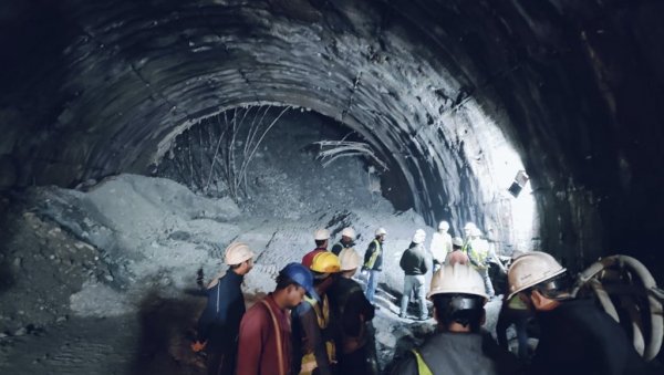 ЈОШ ЈЕДНА БЕСАНА НОЋ ПРЕД ЊИМА: Радници заробљени унутар срушеног тунела, чека се материјал за спасавање (ФОТО)
