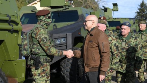 MINISTAR VUČEVIĆ NA POLIGONU NIKINCI: Prisustvovao prikazu novog naoružanja i vojne opreme (FOTO)