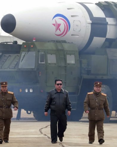 SIMULIRANI NUKLEARNI KONTRANAPAD: Sevarna Koreja ispalila rakete iz super-velikih višecevnih bacača - Kim nadgledao vežbu