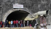 ХРАНУ, ВОДУ И КИСЕОНИК ДОБИЈАЈУ КРОЗ ЦЕВ: Наставља се спасавање радника затрпаних у тунелу у Индији
